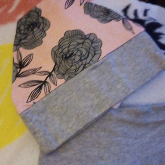 P pink pants with big flowers on and I have to mat - Picture 3 of 4